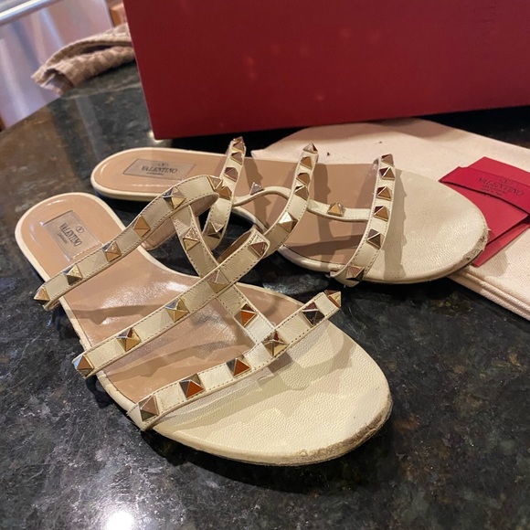 Authentic Valentino Sandals. Size 41 fits my size 10 perfectly!๐๐๐ - Picture 2 of 6